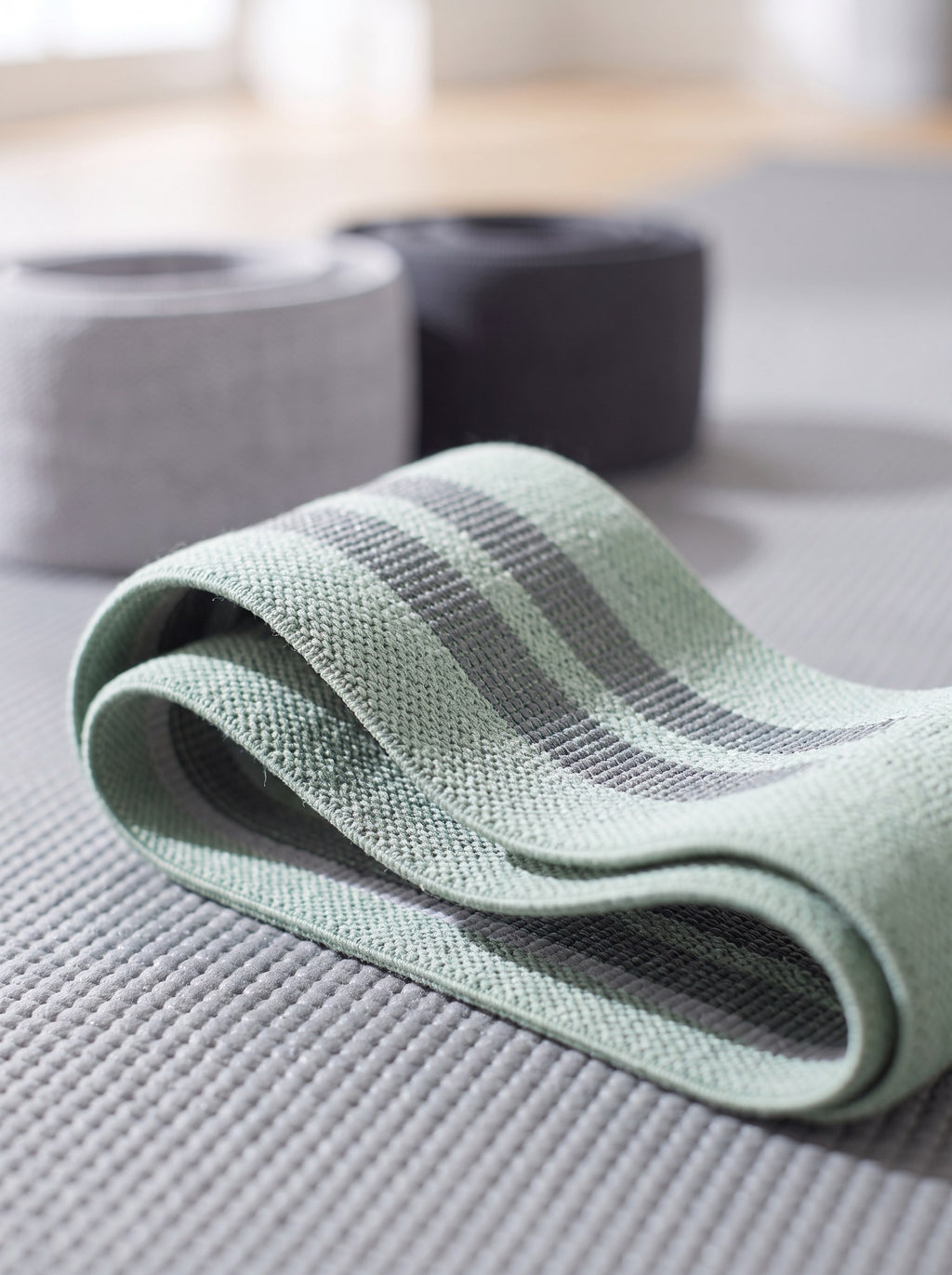 Close-up of the knitted fabric and non-slip grip strip inside a hip band